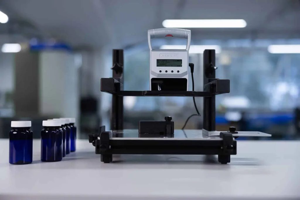 REINER jetStamp 990 montiert in der Druckstation PS100